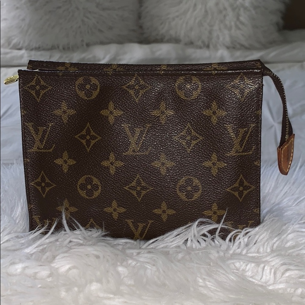 Authentic toiletry pouch 19
